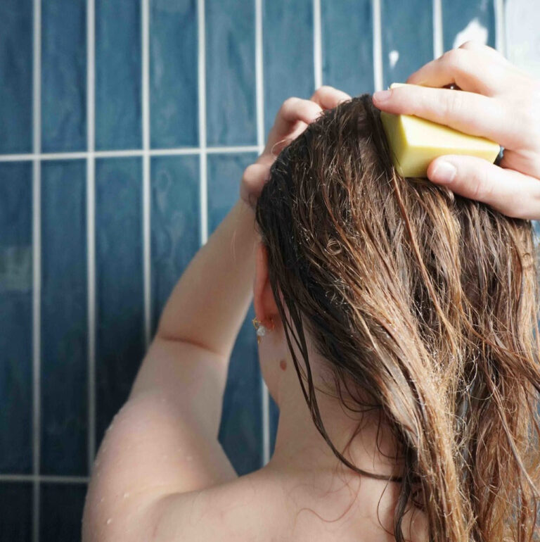 Hvorfor du får tør hovedbund, og hvad du gør