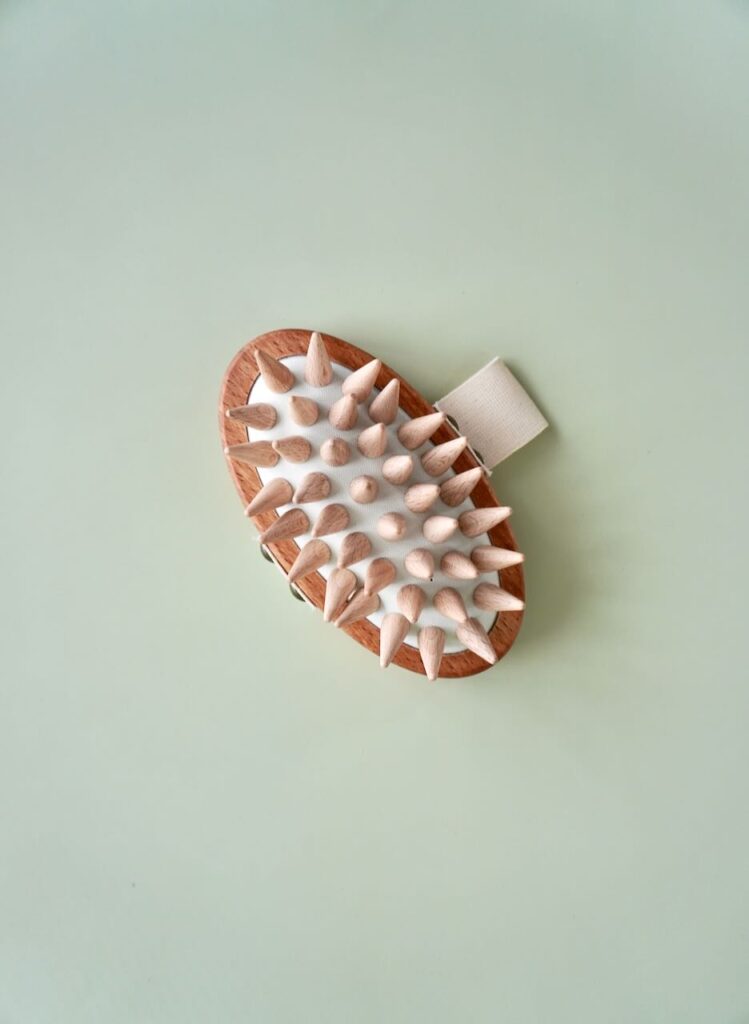 Simpelt massagebørste i træ